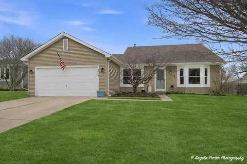 4704 Hartland Trl, Mchenry, IL 60050
