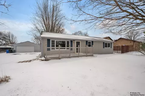 521 Spring Ave, South Elgin, IL 60177