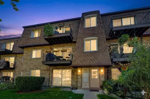 9420 Bay Colony Dr #2E, Des Plaines, IL 60016