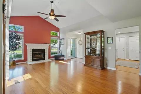 Living - 401 Cromwell Cir #4, Bartlett, IL 60103 photo 1 of 6