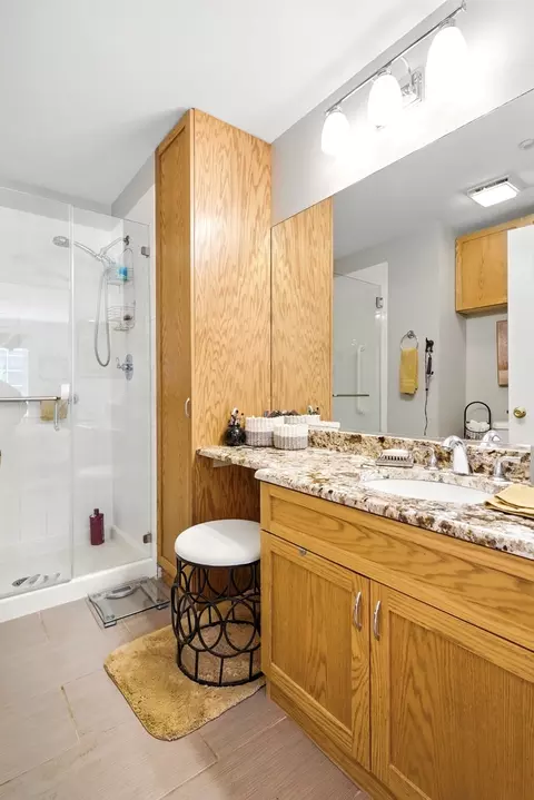 Bath - 401 Cromwell Cir #4, Bartlett, IL 60103 photo 2 of 2