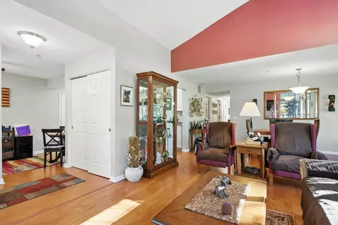 Living - 401 Cromwell Cir #4, Bartlett, IL 60103 photo 6 of 6
