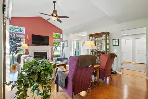 Living - 401 Cromwell Cir #4, Bartlett, IL 60103 photo 3 of 6