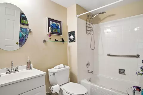 Bath - 401 Cromwell Cir #4, Bartlett, IL 60103 photo 1 of 2