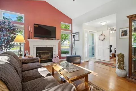 Living - 401 Cromwell Cir #4, Bartlett, IL 60103 photo 5 of 6