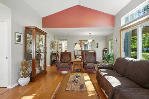 Living - 401 Cromwell Cir #4, Bartlett, IL 60103 photo 4 of 6