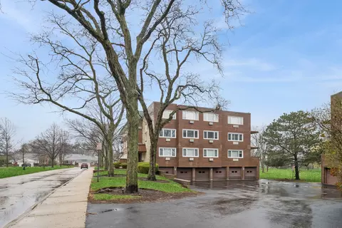 2700 E Bel Aire Dr #303, Arlington Heights, IL 60004