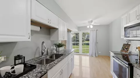 Kitchen - 1694 Valley Forge Ct #D, Wheaton, IL 60189 photo 3 of 4