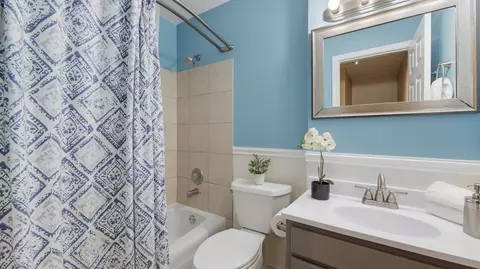 Bath - 1694 Valley Forge Ct #D, Wheaton, IL 60189 photo 1 of 1