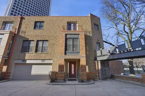 950 W Berwyn Ave #9, Chicago, IL 60640