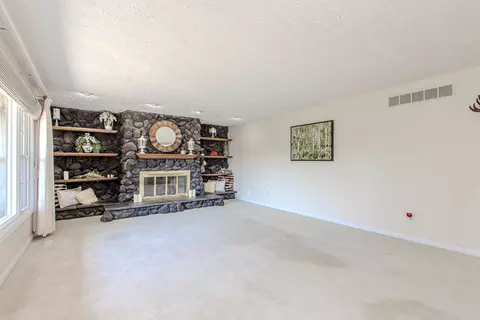 Living - 8908 E 1400 North Rd, Bloomington, IL 61705 photo 2 of 5