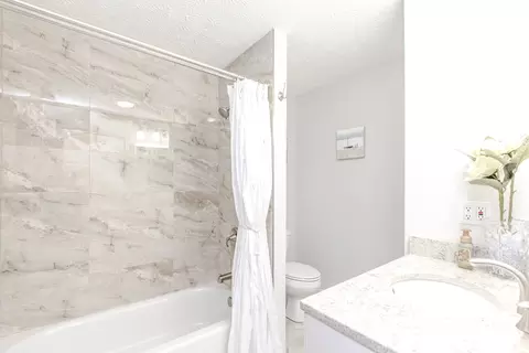 Bath - 8908 E 1400 North Rd, Bloomington, IL 61705 photo 5 of 6