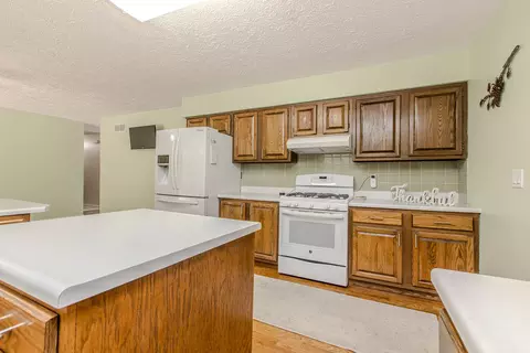 Kitchen - 8908 E 1400 North Rd, Bloomington, IL 61705 photo 3 of 6