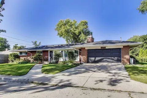 5200 Wright Ter, Skokie, IL 60077