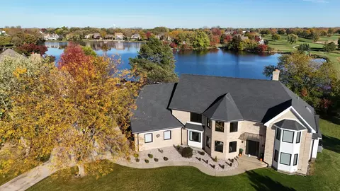 9605 S Muirfield Dr, Crystal Lake, IL 60014