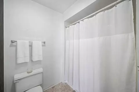 Bath - 302 Linden Ln, Wheeling, IL 60090 photo 2 of 4