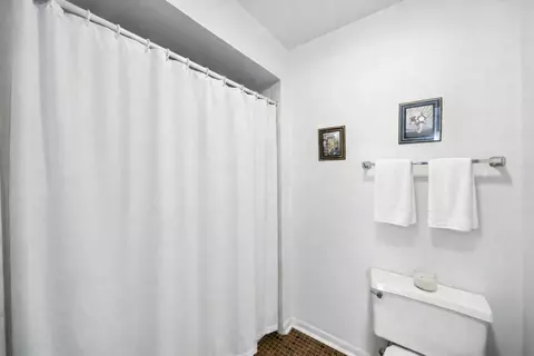 Bath - 302 Linden Ln, Wheeling, IL 60090 photo 4 of 4