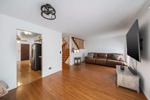 Living - 302 Linden Ln, Wheeling, IL 60090 photo 4 of 4