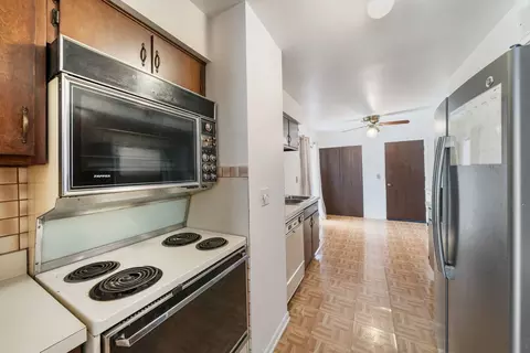 Kitchen - 302 Linden Ln, Wheeling, IL 60090 photo 2 of 2