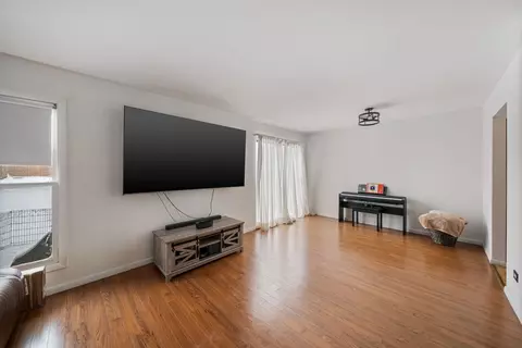 Living - 302 Linden Ln, Wheeling, IL 60090 photo 3 of 4