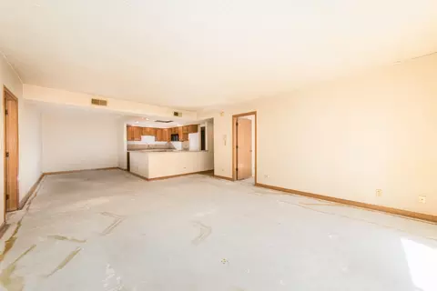 Living - 555 S River Rd #607, Des Plaines, IL 60016 photo 1 of 4