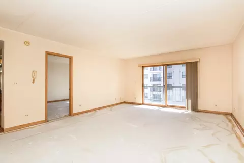 Living - 555 S River Rd #607, Des Plaines, IL 60016 photo 3 of 4