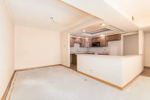 Living - 555 S River Rd #607, Des Plaines, IL 60016 photo 2 of 4