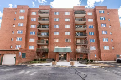 555 S River Rd #607, Des Plaines, IL 60016