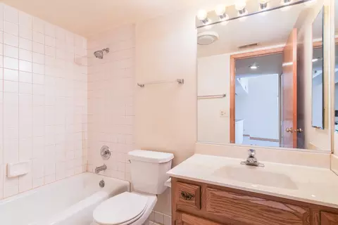 Bath - 555 S River Rd #607, Des Plaines, IL 60016 photo 2 of 2