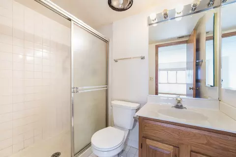 Bath - 555 S River Rd #607, Des Plaines, IL 60016 photo 1 of 2