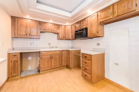 Kitchen - 555 S River Rd #607, Des Plaines, IL 60016 photo 1 of 3