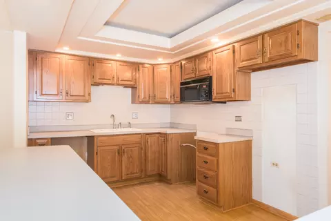 Kitchen - 555 S River Rd #607, Des Plaines, IL 60016 photo 2 of 3