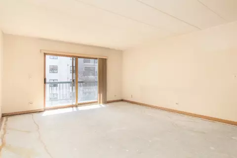 Living - 555 S River Rd #607, Des Plaines, IL 60016 photo 4 of 4