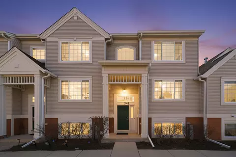 542 Cary Woods Cir, Cary, IL 60013