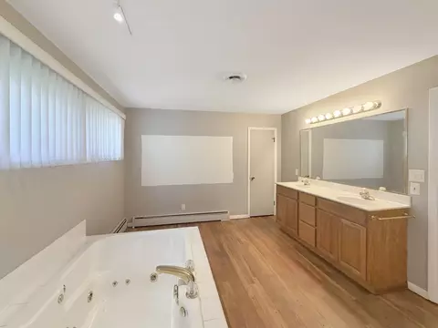 Bath - 1318 Ridgefield Rd, Freeport, IL 61032 photo 5 of 7