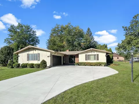 1318 Ridgefield Rd, Freeport, IL 61032