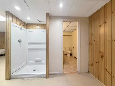 Bath - 1318 Ridgefield Rd, Freeport, IL 61032 photo 7 of 7