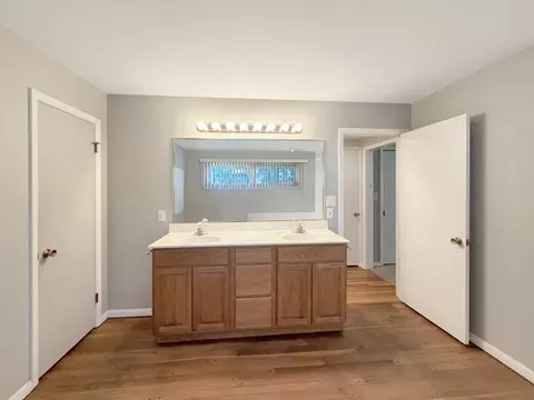 Bath - 1318 Ridgefield Rd, Freeport, IL 61032 photo 3 of 7