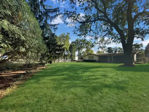 Exterior - 1318 Ridgefield Rd, Freeport, IL 61032 photo 4 of 13
