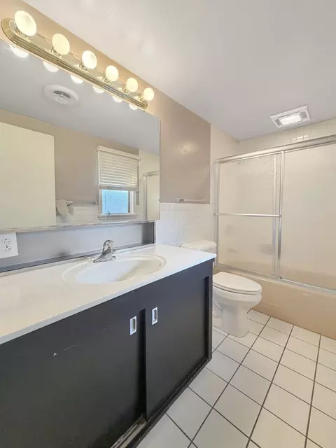 Bath - 1318 Ridgefield Rd, Freeport, IL 61032 photo 6 of 7