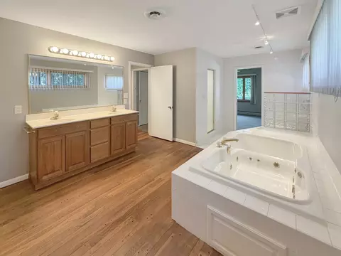 Bath - 1318 Ridgefield Rd, Freeport, IL 61032 photo 1 of 7