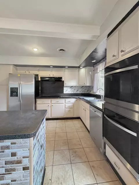 Kitchen - 1318 Ridgefield Rd, Freeport, IL 61032 photo 4 of 4