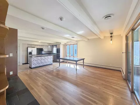 Living - 1318 Ridgefield Rd, Freeport, IL 61032 photo 1 of 7