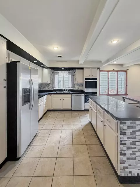 Kitchen - 1318 Ridgefield Rd, Freeport, IL 61032 photo 3 of 4