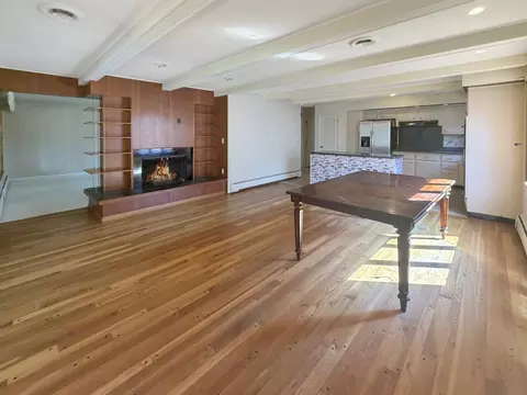 Living - 1318 Ridgefield Rd, Freeport, IL 61032 photo 5 of 7