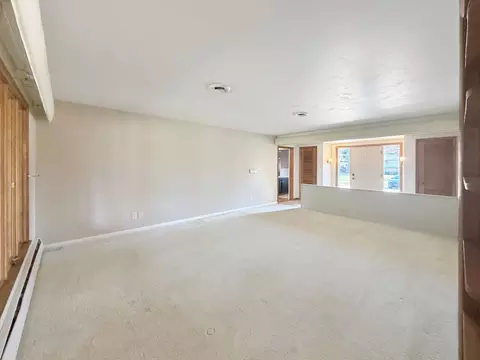 Living - 1318 Ridgefield Rd, Freeport, IL 61032 photo 3 of 7