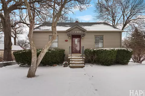 27 Oak Lane Dr, Lake Villa, IL 60046