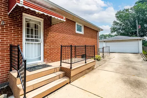 Exterior - 14841 Trumbull Ave, Midlothian, IL 60445 photo 2 of 4