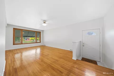 Living - 14841 Trumbull Ave, Midlothian, IL 60445 photo 1 of 2
