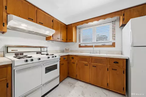 Kitchen - 14841 Trumbull Ave, Midlothian, IL 60445 photo 2 of 2